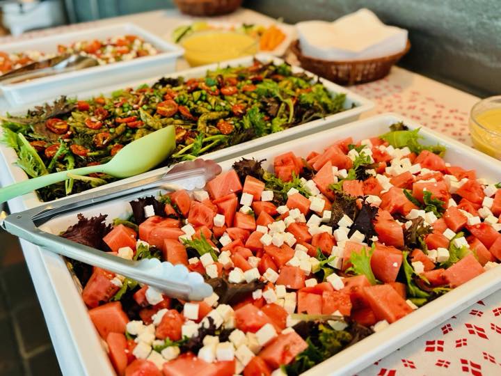 Salatbuffet med vandmelon og feta og pastasalat anrettet til et arrangement