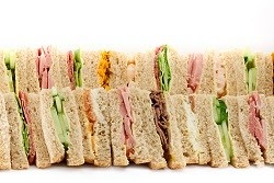 20 trekantsandwich på fad
