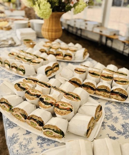 Halve sandwich anrettet på fade til en reception